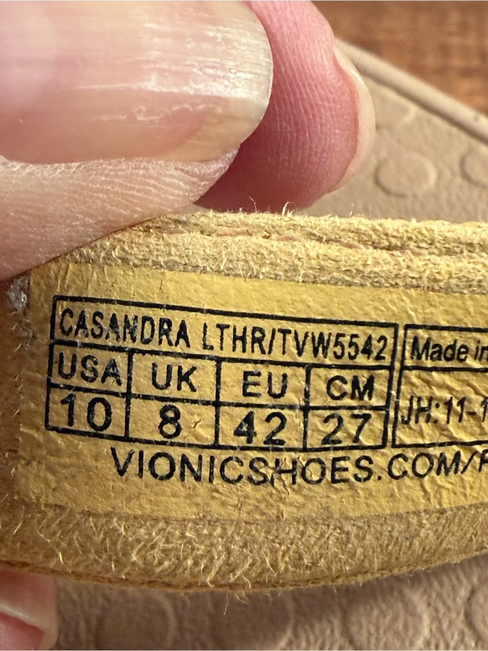 Vionic Casandra Thong Sandal in Buttercup Yellow Leather Size 10